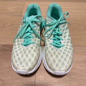 Under Armour Flow Velocity Wind Sneakers